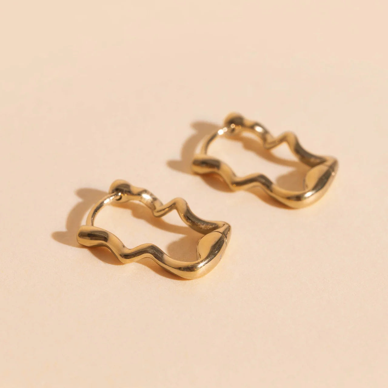 squiggly rounded hoop earrings | gold