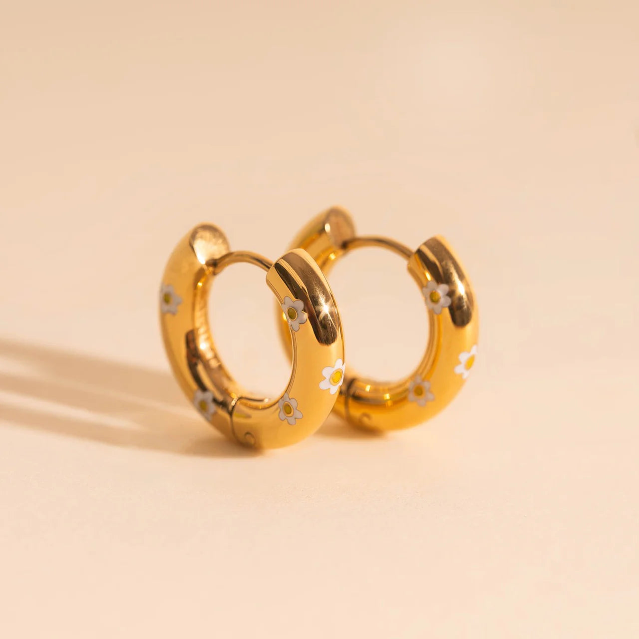 white daisy chunky rounded hoop earrings | gold
