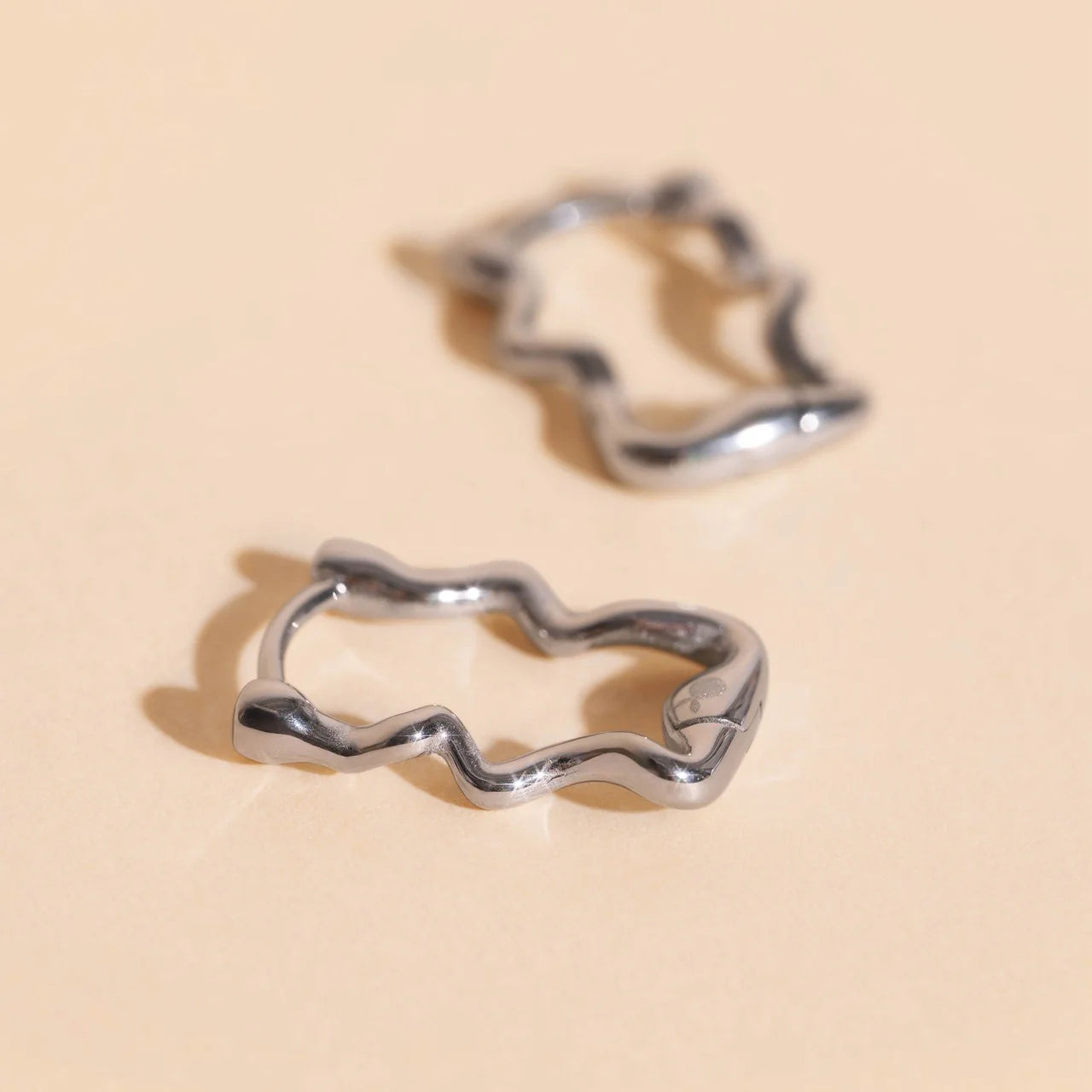 squiggly rounded hoop earrings | silver