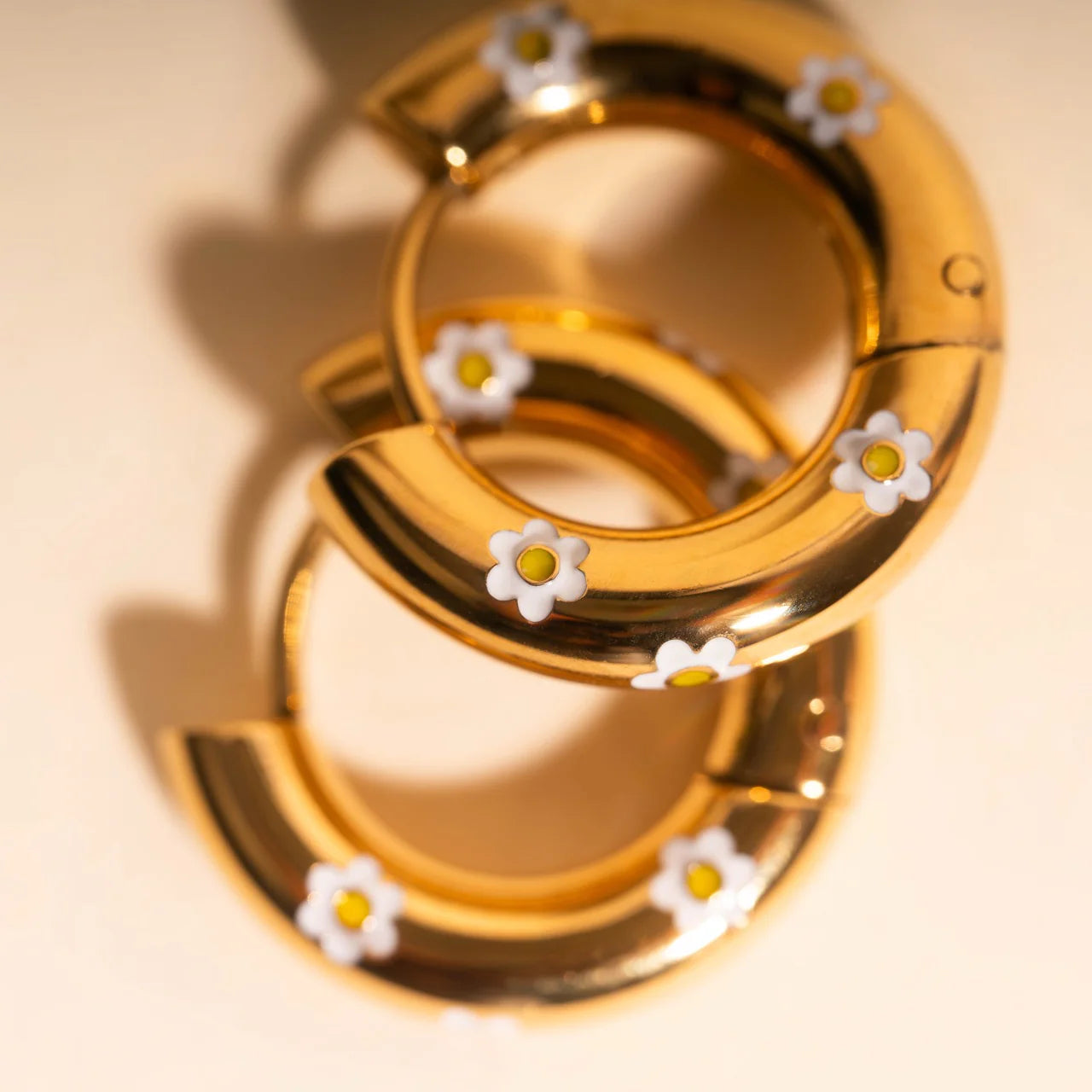 white daisy chunky rounded hoop earrings | gold